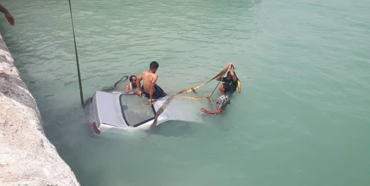 خسارات سقوط خودرو به دریا در بندر پهل