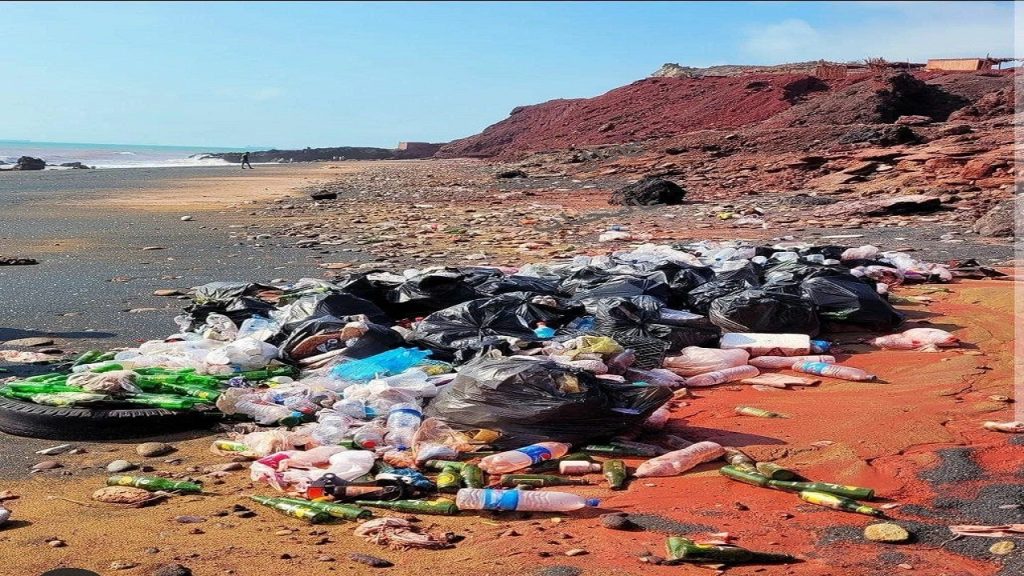 مهلت یک هفته‌ای برای جمع‌آوری زباله‌های جزیره هرمز