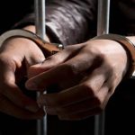دستبند پلیس بر دستان قاتل فراری در قشم