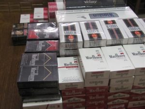 کشف ۲ انبار میلیاردی لوازم دخانی قاچاق در قشم 