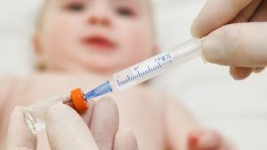 آغاز طرح تزریق نخستین واکسن پنوموکوک و روتاویروس کودکان ۲ ماهه در قشم